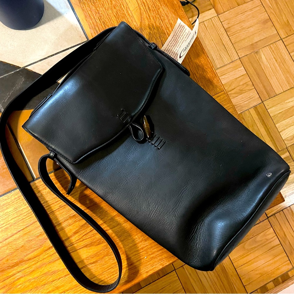 Vinaferro Black Leather Wine Bag w/Corkscrew
